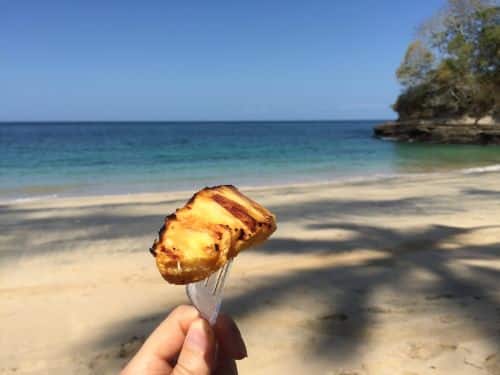 eating_paleo_grilled_pineapple_at_the_beach_in_Panama_mypaleos_paleo_international_travel_article