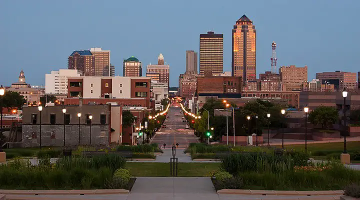 Photo of Des Moines Iowa cityscape. This article covers Paleo meal delivery Des Moines options, organic meal delivery Des Moines options and gluten free meal delivery Des Moines options for residents of the area. Above and beyond Des Moines Paleo Restaurants in the area, you also have the opportunity to order from healthy Des Moines food delivery services. In this guide we cover all of your options.